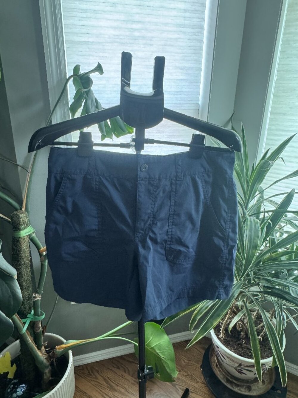 Like New Columbia Navy Outdoor Adventure Cargo Shorts | Size 8 (Omni-Shield)